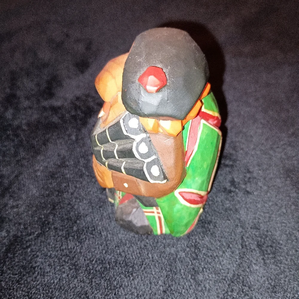 Rare Vintage The Woodcarvers Shop Scotland hand crafted Man playing Bag Pipes